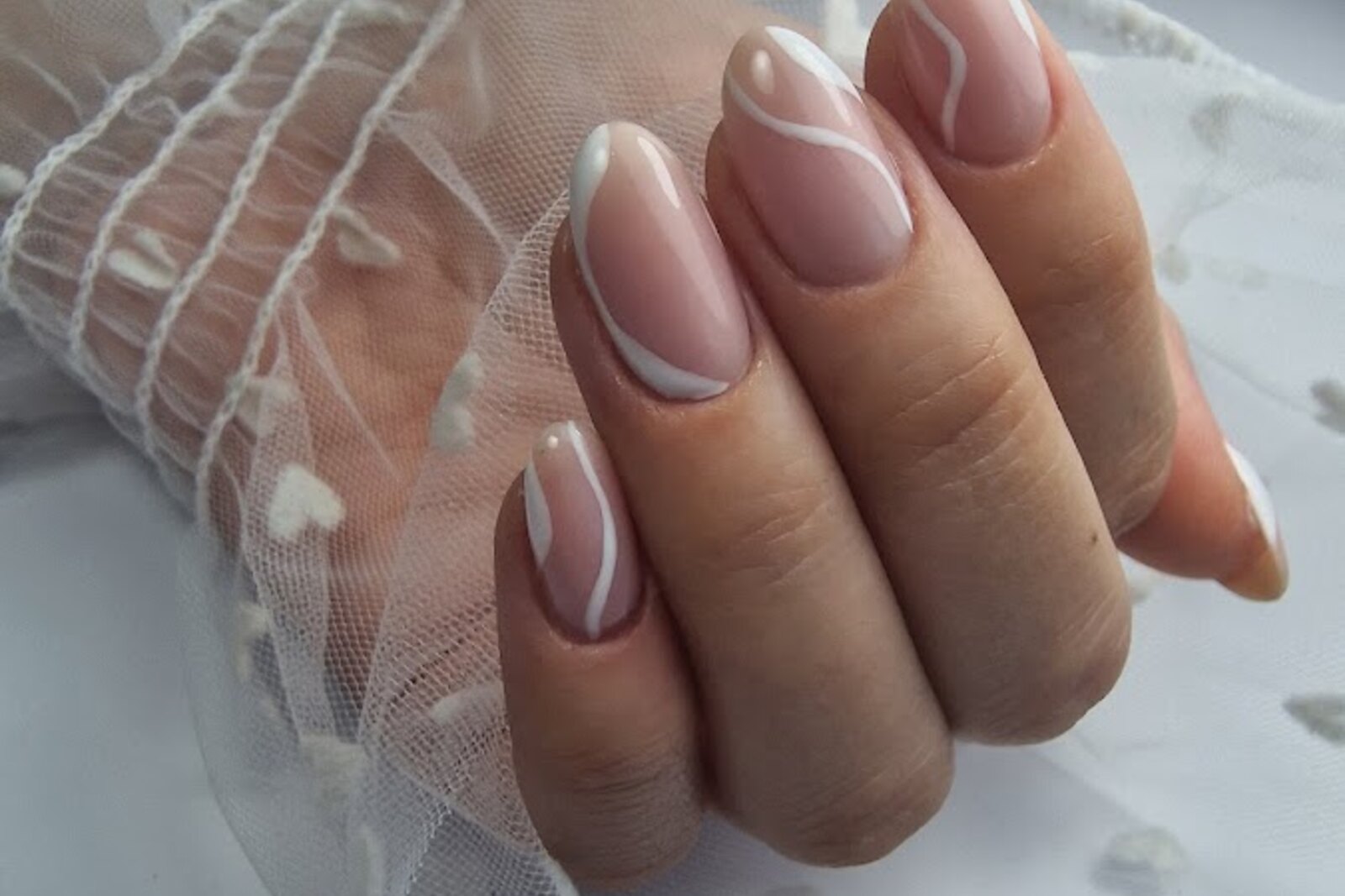 Delikatny manicure w naturalnym różu wykonany w studiu ManiAni
